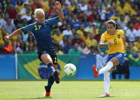 Brazil s Thaisa (R) in action against Sweden s Caroline Seger (L) during their Olympic Games Olympische Spiele Olympia OS Rio 2016 Women s Semifinal at the Maracana Stadium in Rio de Janeiro, Brazil, 16 August 2016. WOMEN S SEMIFINAL BRAZIL VS. SWEDEN !ACHTUNG: NUR REDAKTIONELLE NUTZUNG!  RIO017 20160816-636069729887884378