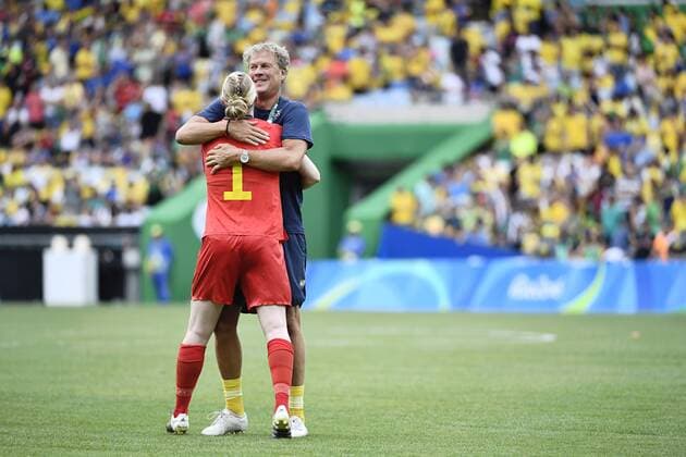 Rio 2016, Fußball, Damen, Schweden zieht ins Finale ein Schweden s Keeper Hedvig Lindahl Jubel Mikael Olsson Halbfinale Brasilien - Schweden Olympische Spiele in Rio de Janeiro.  Copyright: CARLxSANDIN BB160816CS038