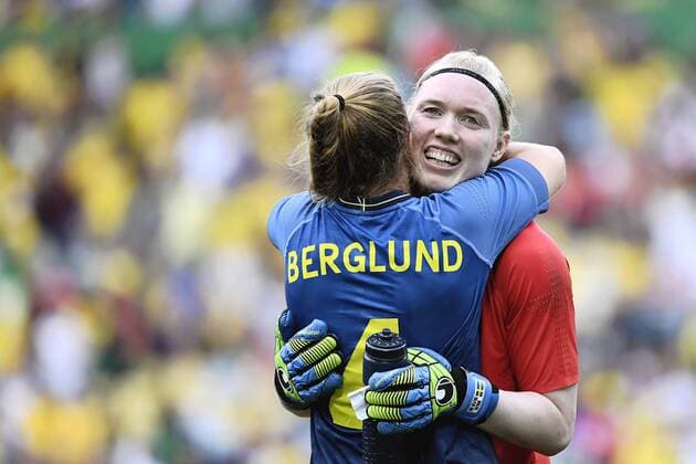 Rio 2016, Fußball, Damen, Schweden zieht ins Finale ein Schweden s Keeper Hedvig Lindahl Jubel Emma Berglund Halbfinale Brasilien - Schweden Olympische Spiele in Rio de Janeiro.  Copyright: CARLxSANDIN BB160816CS039