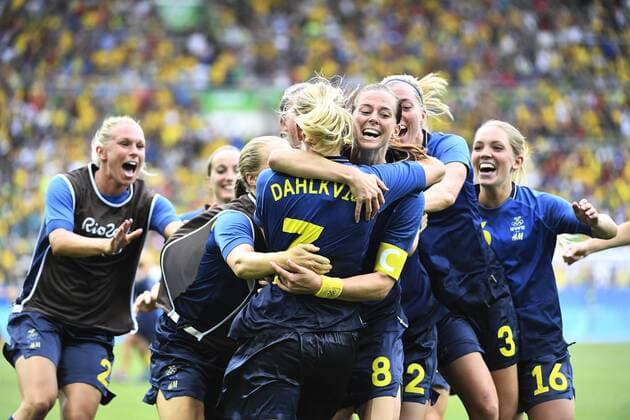 Bilder des Tages - SPORT Rio 2016, Fußball, Damen, Schweden zieht ins Finale ein Schweden s Lotta Schelin , Lisa Dahlkvist Halbfinale Brasilien - Schweden Olympische Spiele in Rio de Janeiro.  Copyright: CARLxSANDIN BB160816CS040