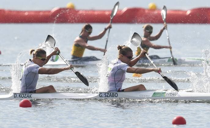 (160816) -- RIO DE JANEIRO, Aug. 16, 2016 -- Gabirlla Szabo and Danuta Kozak of Hungary (front) compete during women s kayak double 500m final A at the 2016 Rio Olympic Games Olympische Spiele Olympia OS in Rio de Janeiro, Brazil, on Aug. 16, 2016. Gabirlla Szabo and Danuta Kozak of Hungary won the gold medal.)(dh) (SP)BRAZIL-RIO DE JANEIRO-OLYMPICS-WOMEN S KAYAK DOUBLE 500M LuixSiuxWai 