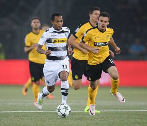 Fussball Champions League Qualifikation Saison 2016 2017 16.08.2016 BSC Young Boys Bern - Borussia Moenchengladbach Raffael (li, Borussia Moenchengladbach) gegen Milan Gajic (re, BSC Young Boys Bern) 
