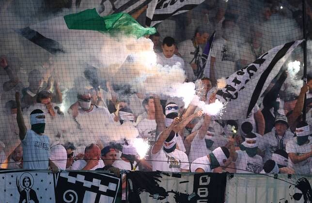 Bilder des Tages - SPORT Fussball Champions League Qualifikation Saison 2016 2017 16.08.2016 BSC Young Boys Bern - Borussia Moenchengladbach Fans von Borussia Moenchengladbach zuenden Pyros im Gaestefanblock des Stade de Suisse in Bern 