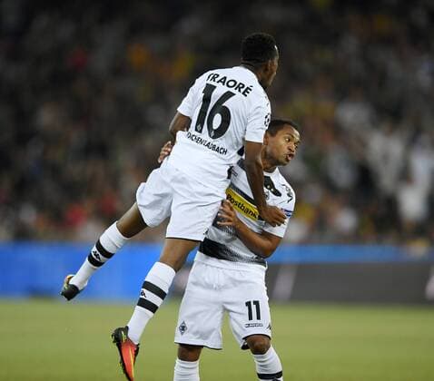 Fussball Champions League Qualifikation Saison 2016 2017 16.08.2016 BSC Young Boys Bern - Borussia Moenchengladbach JUBEL Borussia Moenchengladbach; Ibrahima Traore (li) umarmt Torschuetze zum 0-1 Raffael 