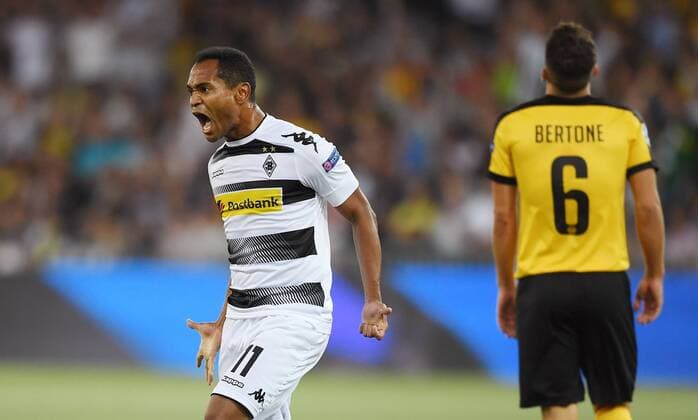 Fussball Champions League Qualifikation Saison 2016 2017 16.08.2016 BSC Young Boys Bern - Borussia Moenchengladbach JUBEL Borussia Moenchengladbach; Torschuetze zum 0-1 Raffael (li) und Leonardo Bertone (re, BSC Young Boys Bern) enttaeuscht 