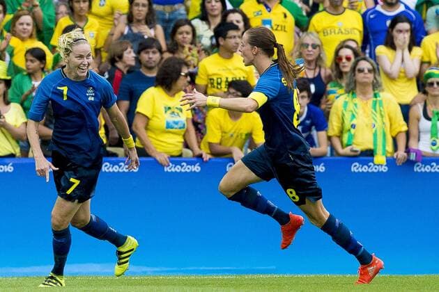 Rio 2016, Fußball, Damen, Schweden zieht ins Finale ein Olympics 2016 Football RJ RIO DE JANEIRO, RJ - 16.08.2016: OLYMPICS 2016 FOOTBALL RJ - Swedish players celebrate victory over Brazil on penalties in the dispute between Brazil (BRA) and Sweden (SWE) the semifinal of the Olympic Women& 39;s Football Rio Olympics 2016 held at Maracana Stadium in the host city Rio de Janeiro. x1185414x  MarcoxGalv?o