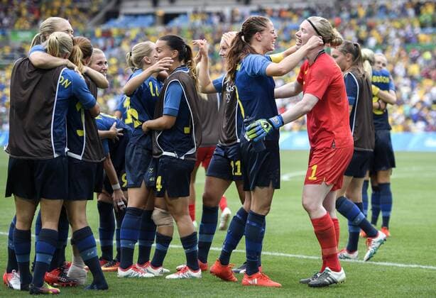 Rio 2016, Fußball, Damen, Schweden zieht ins Finale ein 160816 Sveriges Lotta Schelin och malvakt Hedvig Lindahl jublar efter Halbfinale Brasilien - Schweden Olympische Spiele in Rio de Janeiro  Copyright: CARLxSANDIN BB160816CS050
