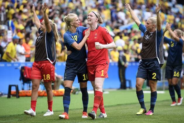 Rio 2016, Fußball, Damen, Schweden zieht ins Finale ein 160816 Sveriges Sofia Jakobsson jublar med malvakt Hedvig Lindahl efter Halbfinale Brasilien - Schweden Olympische Spiele in Rio de Janeiro  Copyright: CARLxSANDIN BB160816CS054
