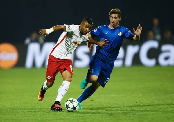 SOCCER - UEFA CL quali, Zagreb vs RBS ZAGREB,CROATIA,16.AUG.16 - SOCCER - UEFA Champions League, Play-off qualification, GNK Dinamo Zagreb vs Red Bull Salzburg. Image shows Maciel Wanderson (RBS) and Bojan Knezevic (Zagreb). GEPAxpictures xFelixxRoittner