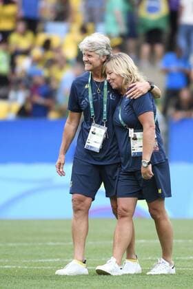 Rio 2016, Fußball, Damen, Schweden zieht ins Finale ein 160816 Sveriges förbundskapten Pia Sundhage och landslagschef Marika Domanski Lyfors jublar efter Halbfinale Brasilien - Schweden Olympische Spiele in Rio de Janeiro  Copyright: CARLxSANDIN BB160816CS056