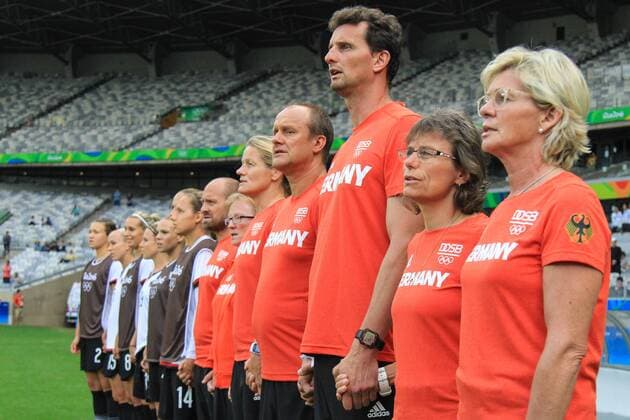 Rio 2016, Fußball, Damen, Deutschland - Kanada Olympics 2016 Football BH BELO HORIZONTE, MG - 16.08.2016: OLYMPICS 2016 FOOTBALL BH - Germany& 39;s cing sng staff during the execution of the national anthem during the match between Canada (CAN) ermany (GER)GER), the semifinals of the Football Olympic Women, the Olympics 2016 held in Mineirao Stadium in the host city Belo Horizonte, MG. (Photo: Dudu Macedo Fotoarena) x1185430x  DuduxMacedo