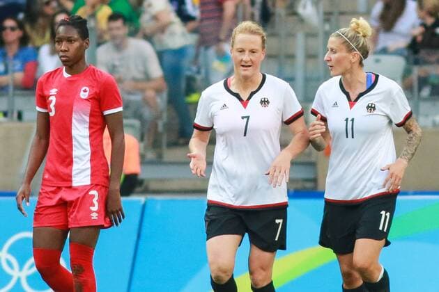 Bilder des Tages - SPORT Rio 2016, Fußball, Damen, Deutschland - Kanada Olympics 2016 Football BH BELO HORIZONTE, MG - 16.08.2016: OLYMPICS 2016 FOOTBALL BH - Melanie Behringer, who scored the first goal of Germany celebrates with Anja Mittag during the match between Canada (CAN) vs Germany (GER), the semifinals of the Football Olympic Women, the Olympics 2016 held in Mineirao Stadium in the host city Belo Horizonte, MG. (Photo: Dudu Macedo Fotoarena) x1185445x  DuduxMacedo