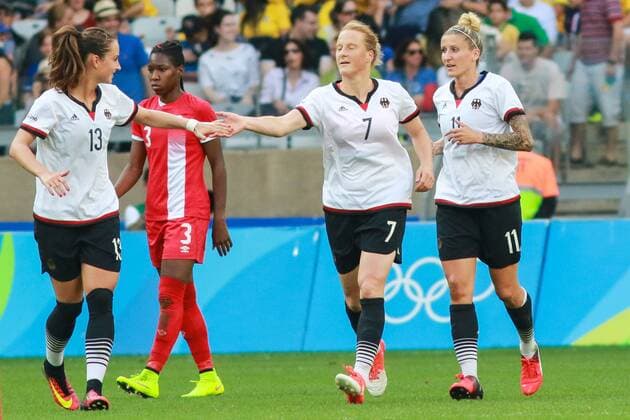 Rio 2016, Fußball, Damen, Deutschland - Kanada Olympics 2016 Football BH BELO HORIZONTE, MG - 16.08.2016: OLYMPICS 2016 FOOTBALL BH - Melanie Behringer, who scored the first goal of Germany celebrates with Anja Mittag and Sara Daebritz during the match between Canada (CAN) vs Germany (GER), the semifinals of the Football Olympic Women, the 2016 Olympics held in Mineirao Stadium in host city Belo Horizonte, MG. (Photo: Dudu Macedo Fotoarena) x1185446x  DuduxMacedo