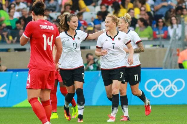 Rio 2016, Fußball, Damen, Deutschland - Kanada Olympics 2016 Football BH BELO HORIZONTE, MG - 16.08.2016: OLYMPICS 2016 FOOTBALL BH - Melanie Behringer, who scored the first goal of Germany celebrates with Sara Daebritz during the match between Canada (CAN) vs Germany (GER), the semifinals of the Football Olympic Women, the Olympics 2016 held in Mineirao Stadium in the host city Belo Horizonte, MG. (Photo: Dudu Macedo Fotoarena) x1185447x  DuduxMacedo