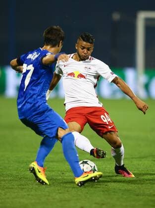 SOCCER - UEFA CL quali, Zagreb vs RBS ZAGREB,CROATIA,16.AUG.16 - SOCCER - UEFA Champions League, Play-off qualification, GNK Dinamo Zagreb vs Red Bull Salzburg. Image shows Anlexandru Matel (Zagreb) and Maciel Wanderson (RBS). GEPAxpictures xFelixxRoittner