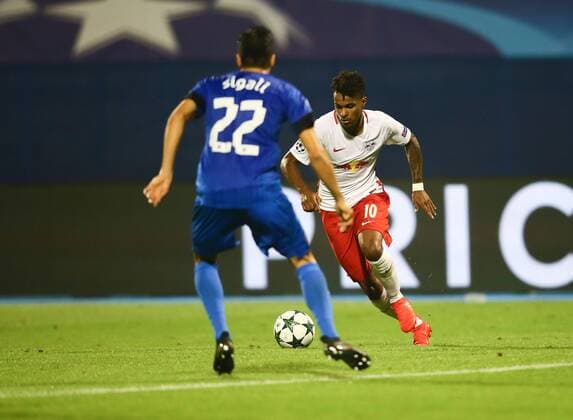 SOCCER - UEFA CL quali, Zagreb vs RBS ZAGREB,CROATIA,16.AUG.16 - SOCCER - UEFA Champions League, Play-off qualification, GNK Dinamo Zagreb vs Red Bull Salzburg. Image shows Valentino Lazaro (RBS) and Leonardo Sigali (Zagreb). GEPAxpictures xFelixxRoittner