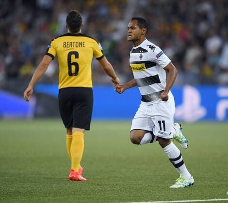 Fussball Champions League Qualifikation Saison 2016 2017 16.08.2016 BSC Young Boys Bern - Borussia Moenchengladbach JUBEL Borussia Moenchengladbach; Torschuetze zum 0-1 Raffael (re) und Leonardo Bertone (li, BSC Young Boys Bern) enttaeuscht 
