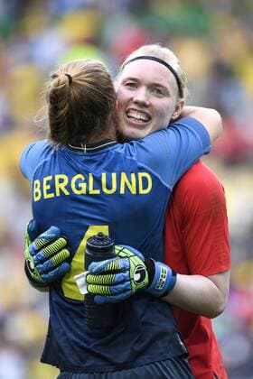 160816 (SWE) Emma Berglund (vänd fran kameran) Hedvig Lindahl efter - Halbfinale - Brasilien - Schweden - 16 august 2016 under OS i Rio de Janeiro.  Copyright: CARLxSANDIN BB160816CS060