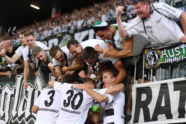 Bilder des Tages - SPORT Fussball Champions League Qualifikation Saison 2016 2017 16.08.2016 BSC Young Boys Bern - Borussia Moenchengladbach JUBEL Borussia Moenchengladbach; nach dem Tor zum 1-3 feiert das Team bei den Fans vor dem im Gaestefanblock des Stade de Suisse in Bern. Andreas Christensen, Nico Elvedi und Christoph Kramer (v.li.) 