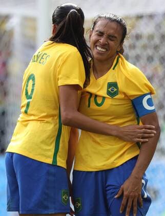 Brazil s Marta (R) and Andress Alves (L) react after loosing against Sweden during their Olympic Games Olympische Spiele Olympia OS Rio 2016 Women s Semifinal at the Maracana Stadium in Rio de Janeiro, Brazil, 16 August 2016. WOMEN S SEMIFINAL BRAZIL VS. SWEDEN !ACHTUNG: NUR REDAKTIONELLE NUTZUNG!  RIO113 20160816-636069834590712768