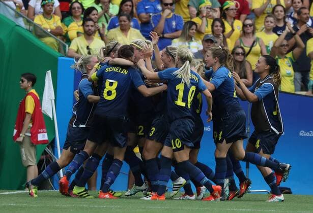 Sweden s players celebrate the victory over Brazil during their Olympic Games Olympische Spiele Olympia OS Rio 2016 Women s Semifinal at the Maracana Stadium in Rio de Janeiro, Brazil, 16 August 2016. WOMEN S SEMIFINAL BRAZIL VS. SWEDEN !ACHTUNG: NUR REDAKTIONELLE NUTZUNG!  RIO114 20160816-636069834651084768