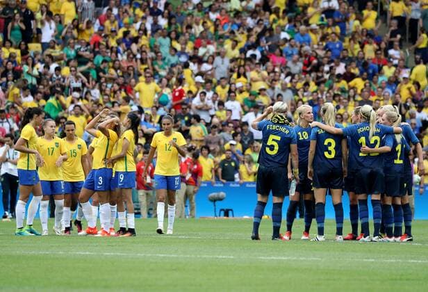 Sweden s players (R) celebrate the victory over Brazil during their Olympic Games Olympische Spiele Olympia OS Rio 2016 Women s Semifinal at the Maracana Stadium in Rio de Janeiro, Brazil, 16 August 2016. WOMEN S SEMIFINAL BRAZIL VS. SWEDEN !ACHTUNG: NUR REDAKTIONELLE NUTZUNG!  RIO115 20160816-636069834716448768