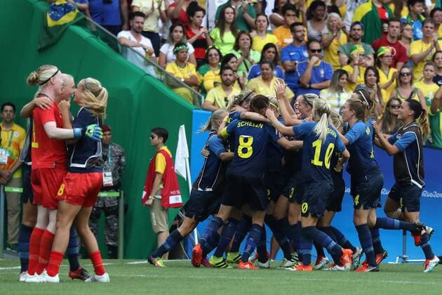 Sweden s players (R) celebrate the victory over Brazil during their Olympic Games Olympische Spiele Olympia OS Rio 2016 Women s Semifinal at the Maracana Stadium in Rio de Janeiro, Brazil, 16 August 2016. WOMEN S SEMIFINAL BRAZIL VS. SWEDEN !ACHTUNG: NUR REDAKTIONELLE NUTZUNG!  RIO116 20160816-636069835365564768