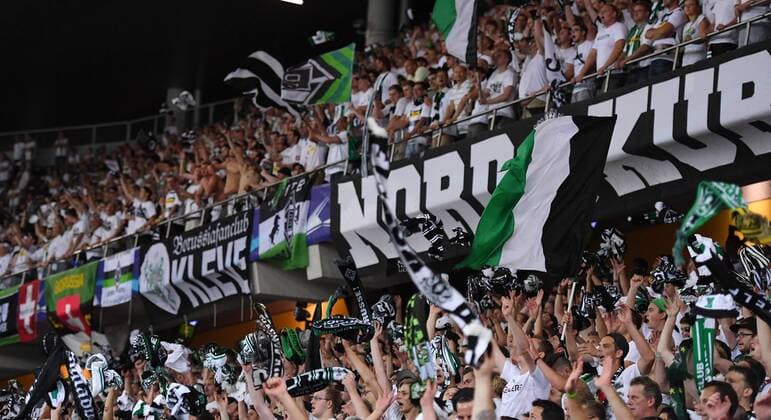 Fussball Champions League Qualifikation Saison 2016 2017 16.08.2016 BSC Young Boys Bern - Borussia Moenchengladbach JUBEL Borussia Moenchengladbach Fans,sie feiern im Gaestefanblock des Stade de Suisse in Bern ben Auswaertssieg 