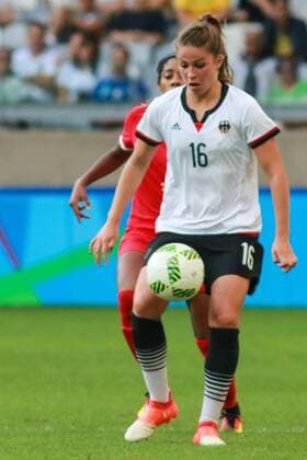 Rio 2016, Fußball, Damen, Deutschland - Kanada Olympics 2016 Football BH BELO HORIZONTE, MG - 16.08.2016: OLYMPICS 2016 FOOTBALL BH - Melanie Leupolz, Germany, is closely marked by Ashley Lawrence, Canada, during the match between Canada (CAN) vs Germany (GER), the semifinals of the Olympic Women& 39;s Footb ll, the Rio Olympics 2016 held at the Mineirao Stadium in the c-headquarters Belo Horizonte, MG. (Photo: Du: Dudu Macedo Fotoarena) x1185586x  DuduxMacedo