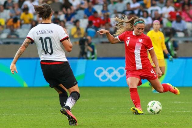 Rio 2016, Fußball, Damen, Deutschland - Kanada Olympics 2016 Football BH BELO HORIZONTE, MG - 16.08.2016: OLYMPICS 2016 FOOTBALL BH - Shelina Zadorsky, Canada, kicks ball while being observed by Dzsenifer Marozsan, Germany, during the match between Canada (CAN) vs Germany (GER), the semifinals of the Football Olympic Women, the Olympics 2016 held in Mineirao Stadium in host city Belo Horizonte, MG. (Photo: Dudu Macedo Fotoarena) x1185587x  DuduxMacedo