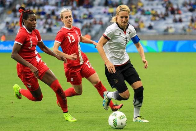 Rio 2016, Fußball, Damen, Deutschland - Kanada Olympics 2016 Football BH BELO HORIZONTE, MG - 16.08.2016: OLYMPICS 2016 FOOTBALL BH - Saskia Bartusiak, Germany& 39;stain, in, is marked by Kadeisha Buchanan and Sophie Schmidt, Canada, during the match between Canada (CAN) vs Germany (GER), the semifinals of the Football Olympic Women, the Olympics 2016 held in Mineirao Stadium, the host city Belo Horizonte, MG. (Photo: Dudu Macedo Fotoarena) x1185633x  DuduxMacedo