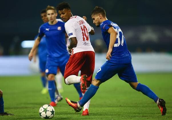 SOCCER - UEFA CL quali, Zagreb vs RBS ZAGREB,CROATIA,16.AUG.16 - SOCCER - UEFA Champions League, Play-off qualification, GNK Dinamo Zagreb vs Red Bull Salzburg. Image shows Valentino Lazaro (RBS) and Peter Stojanovic (Zagreb). GEPAxpictures xFelixxRoittner