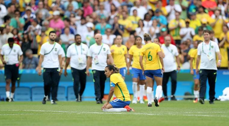 Bilder des Tages - SPORT (160816) -- RIO DE JANEIRO, Aug. 16, 2016 -- Brazil s Marta (front) reacts after the women s semifinal of Football between Brazil and Sweden at the 2016 Rio Olympic Games Olympische Spiele Olympia OS in Rio de Janeiro, Brazil, on Aug. 16, 2016. Brazil lost 3-4 on penalty kicks. )(xr) (SP)BRAZIL-RIO DE JANEIRO-OLYMPICS-FOOTBALL XuxZijian 