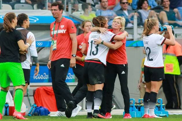 Rio 2016, Fußball, Damen, Deutschland - Kanada Olympics 2016 Football BH BELO HORIZONTE, MG - 16.08.2016: OLYMPICS 2016 FOOTBALL BH - Sara Daebritz celebrates the second goal in Germany with coach Silvia Neid during the match between Canada (CAN) vs Germany (GER), the semifinals of the Football Olympic Women, the Olympics 2016 held in Mineirao Stadium in the host city Belo Horizonte , MG. (Photo: Dudu Macedo Fotoarena) x1185736x  DuduxMacedo