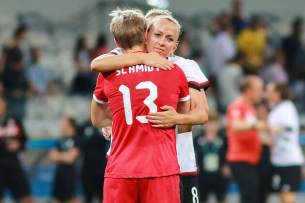 Rio 2016, Fußball, Damen, Deutschland - Kanada Olympics 2016 Football BH BELO HORIZONTE, MG - 16.08.2016: OLYMPICS 2016 FOOTBALL BH - Players from Germany and Canada embrace after the match between Canada (CAN) vs Germany (GER), the semi-finals of the Olympic Football Female, the Olympics 2016 held in Mineirao Stadium in the host city Belo Horizonte, MG. (Photo: Dudu Macedo Fotoarena) x1185767x  DuduxMacedo