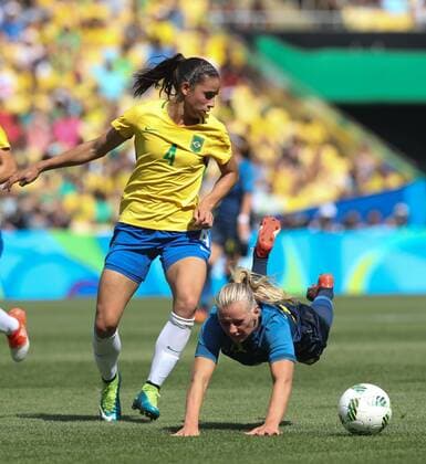(160816) -- RIO DE JANEIRO, Aug. 16, 2016 -- Sweden s Stina Blackstenius (R) falls on the ground during a women s semifinal of Football between Brazil and Sweden at the 2016 Rio Olympic Games Olympische Spiele Olympia OS in Rio de Janeiro, Brazil, on Aug. 16, 2016. Brazil lost 3-4 on penalty kicks. )(xr) (SP)BRAZIL-RIO DE JANEIRO-OLYMPICS-FOOTBALL XuxZijian 