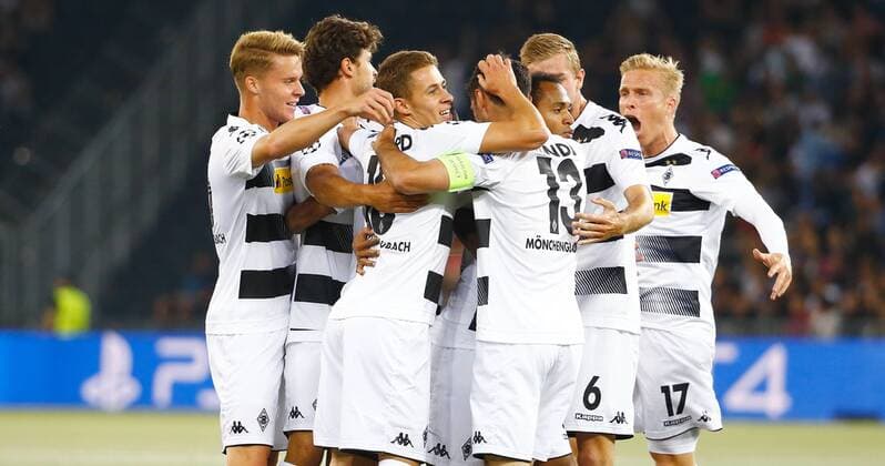 16.08.2016 Stade de Suisse Bern , SCHWEIZ , Saison 2016 2017 Herren Fussball UEFA Champions League Quali Hinspiel BSC Young Boys Bern - VfL Borussia Mönchengladbach TORJUBEL ua. mit Nico Elvedi , Thorgan Hazard , Lars Stindl , Raffael und Oscar Wendt (Gladbach) nach dem Treffer zum 0:1 
