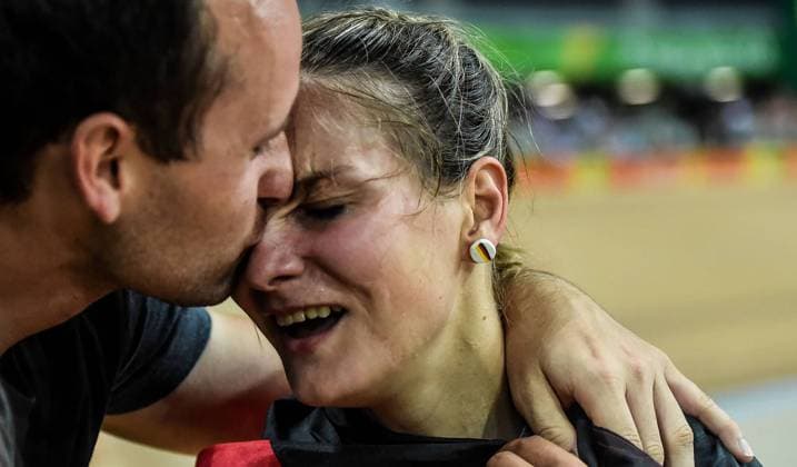 Bilder des Tages - SPORT Rio 2016, Bahnradsport, Kristina Vogel wird Olympiasiegerin im Sprint der Damen (160816) -- RIO DE JANEIRO, Aug. 16, 2016 -- Germany s Kristina Vogel (R) accepts congratulations after the women s sprint competition of Cycling Track at the 2016 Rio Olympic Games Olympische Spiele Olympia OS in Rio de Janeiro, Brazil, on Aug. 16, 2016. Kristina Vogel won the gold medal. )(xr) (SP)BRAZIL-RIO DE JANEIRO-OLYMPICS-CYCLING TRACK WangxHaofei 
