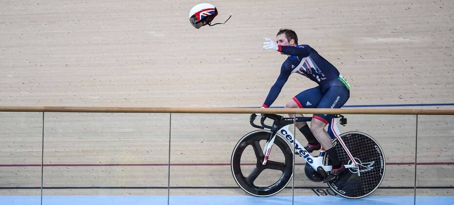 (160816) -- RIO DE JANEIRO, Aug. 16, 2016 -- Britain s Jason Kenny tosses his helmet after the men s Keirin competition of Cycling Track at the 2016 Rio Olympic Games Olympische Spiele Olympia OS in Rio de Janeiro, Brazil, on Aug. 16, 2016. Jason Kenny won the bronze medal. ) (SP)BRAZIL-RIO DE JANEIRO-OLYMPICS-CYCLING TRACK WangxHaofei 