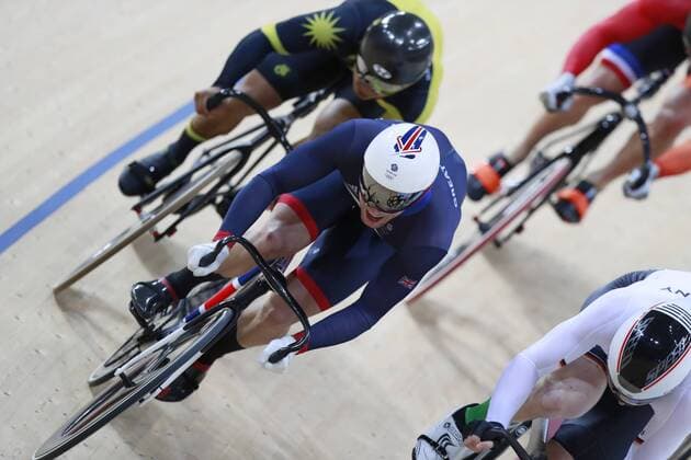 (160816) -- RIO DE JANEIRO, Aug. 16, 2016 -- Britain s Jason Kenny (L, front) competes during the men s Keirin competition of Cycling Track at the 2016 Rio Olympic Games Olympische Spiele Olympia OS in Rio de Janeiro, Brazil, on Aug. 16, 2016. Jason Kenny won the bronze medal. ) (SP)BRAZIL-RIO DE JANEIRO-OLYMPICS-CYCLING TRACK RenxZhenglai 