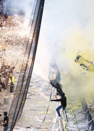16.08.2016 Stade de Suisse Bern , SCHWEIZ , Saison 2016 2017 Herren Fussball UEFA Champions League Quali Hinspiel BSC Young Boys Bern - Borussia Mönchengladbach YB Fans zünden Pyros vor dem Spiel 