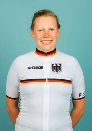 Olympia 2016 - Radrennfahren: Mieke Kroeger bei einem Fototermin in Erfurt am 25.06.2016. Studio Studioaufnahme Radsport Strassenfahren Radrennen Olympia Rio2016 Einzelbild Einzelfigur Halbkoerper Hochformat Kamerablick Kroeger Erfurt Copyright: xEibner-Pressefotox EP_pub