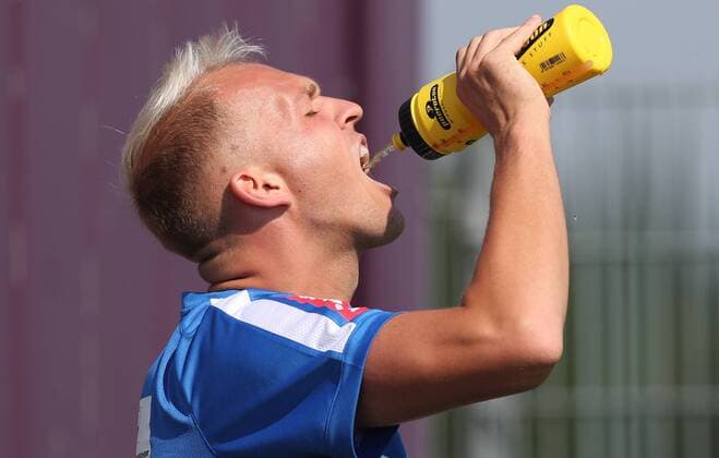SOCCER - UEFA EL quali, A.Wien vs Rosenborg, preview STEINBRUNN,AUSTRIA,17.AUG.16 - SOCCER - UEFA Europa League, Play-off qualification, FK Austria Wien vs BK Rosenborg Trondheim, preview, training of A.Wien. Image shows Raphael Holzhauser (A.Wien). KEywords: bottle. GEPAxpictures xChristianxOrt