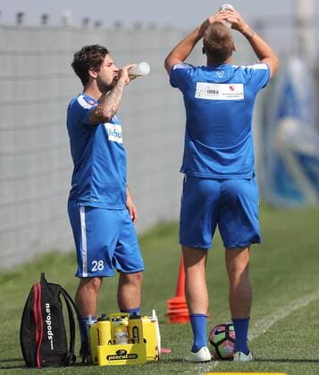 SOCCER - UEFA EL quali, A.Wien vs Rosenborg, preview STEINBRUNN,AUSTRIA,17.AUG.16 - SOCCER - UEFA Europa League, Play-off qualification, FK Austria Wien vs BK Rosenborg Trondheim, preview, training of A.Wien. Image shows Christoph Martschinko (A.Wien). Keywords: bottle. GEPAxpictures xChristianxOrt