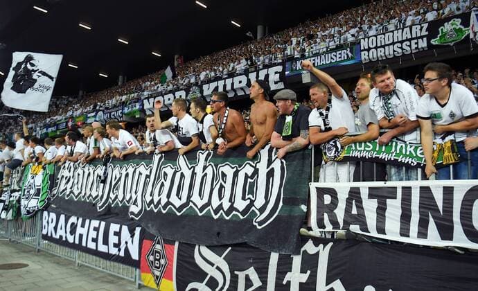 Fussball Champions League Qualifikation Saison 2016 2017 16.08.2016 BSC Young Boys Bern - Borussia Moenchengladbach JUBEL Borussia Moenchengladbach Fans, sie feiern im Gaestefanblock des Stade de Suisse in Bern den Auswaertssieg 