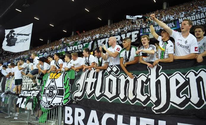 Fussball Champions League Qualifikation Saison 2016 2017 16.08.2016 BSC Young Boys Bern - Borussia Moenchengladbach JUBEL Borussia Moenchengladbach Fans, sie feiern im Gaestefanblock des Stade de Suisse in Bern den Auswaertssieg 