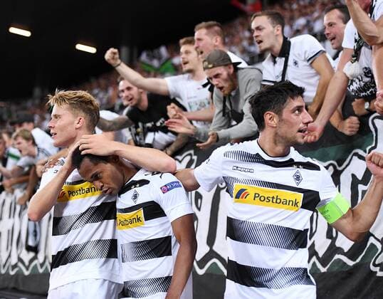 Fussball Champions League Qualifikation Saison 2016 2017 16.08.2016 BSC Young Boys Bern - Borussia Moenchengladbach JUBEL Borussia Moenchengladbach; nach dem Tor zum 1-3 feiert das Team bei den Fans vor dem im Gaestefanblock des Stade de Suisse in Bern. Nico Elvedi, zweifacher Torschuetze Raffael und Lars Stindl (v.li.) 