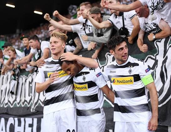 Fussball Champions League Qualifikation Saison 2016 2017 16.08.2016 BSC Young Boys Bern - Borussia Moenchengladbach JUBEL Borussia Moenchengladbach; nach dem Tor zum 1-3 feiert das Team bei den Fans vor dem im Gaestefanblock des Stade de Suisse in Bern. Nico Elvedi, zweifacher Torschuetze Raffael und Lars Stindl (v.li.) 