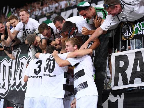 Fussball Champions League Qualifikation Saison 2016 2017 16.08.2016 BSC Young Boys Bern - Borussia Moenchengladbach JUBEL Borussia Moenchengladbach; nach dem Tor zum 1-3 feiert das Team bei den Fans vor dem im Gaestefanblock des Stade de Suisse in Bern. Andreas Christensen, Nico Elvedi und Christoph Kramer (v.li.) 