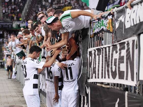 Fussball Champions League Qualifikation Saison 2016 2017 16.08.2016 BSC Young Boys Bern - Borussia Moenchengladbach JUBEL Borussia Moenchengladbach; nach dem Tor zum 1-3 feiert das Team bei den Fans vor dem im Gaestefanblock des Stade de Suisse in Bern. Lars Stindl, Ibrahima Traore, Andre Hahn und Raffael (v.li.) 